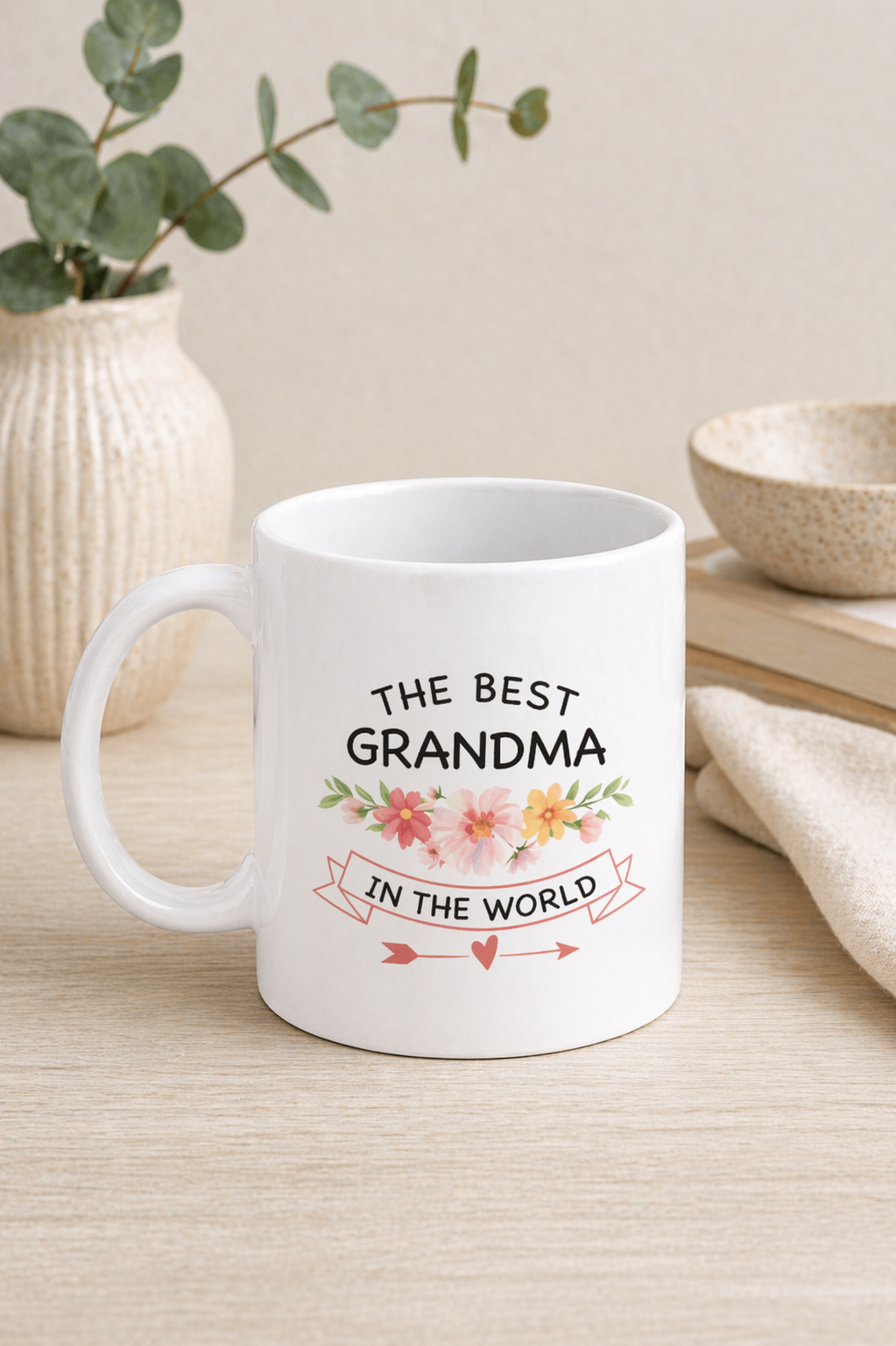 Ceramic Grandma mug in English with floral design and “The Best Grandma in the World” text.