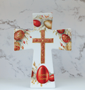 A ceramic Easter cross with a glossy white finish and decorative gold patterns, featuring the text 'Kalo Paska'.